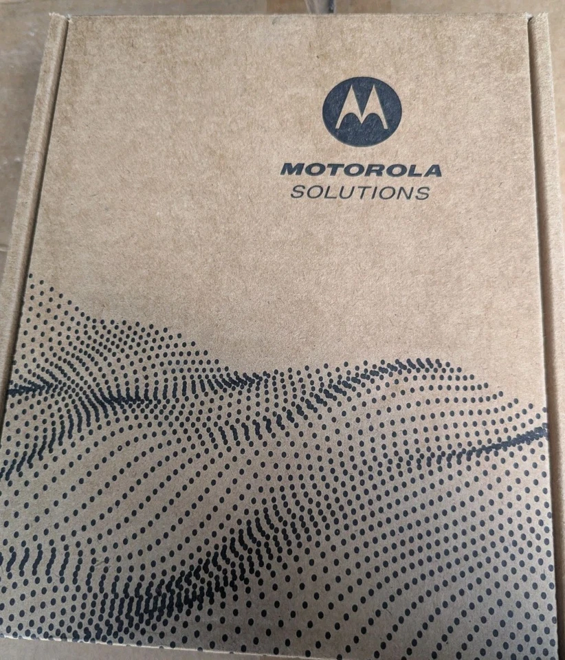MOTOROLA R7 Intrinsically Safe VHF Radio (Digital, 5W, 64CH, No Display, 136–174 MHz) - Image 3